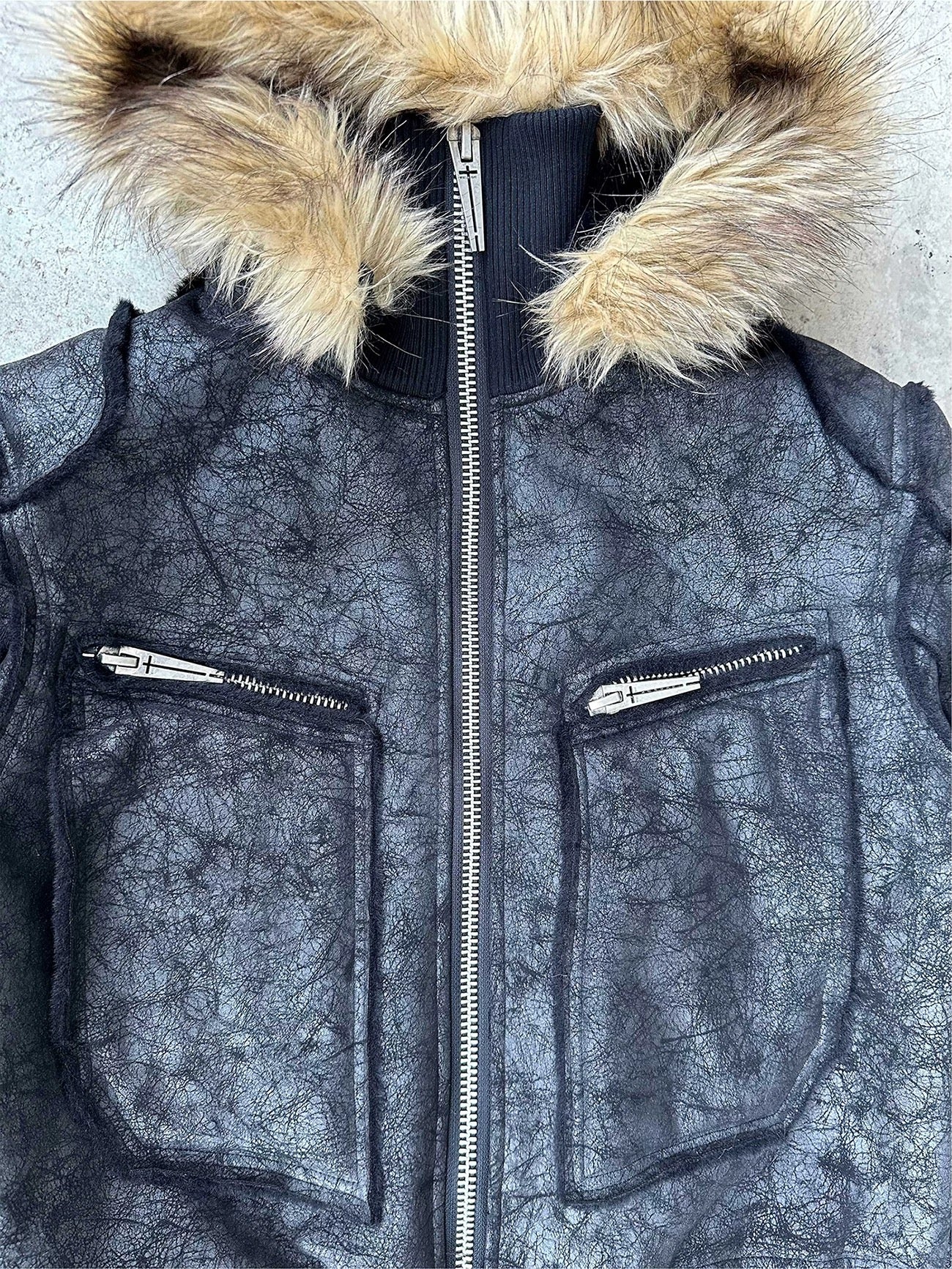 クラッシュ テクスチャー ファーカラー レザー ジャケット
Cracked Texture Fur Collar Leather Jacket