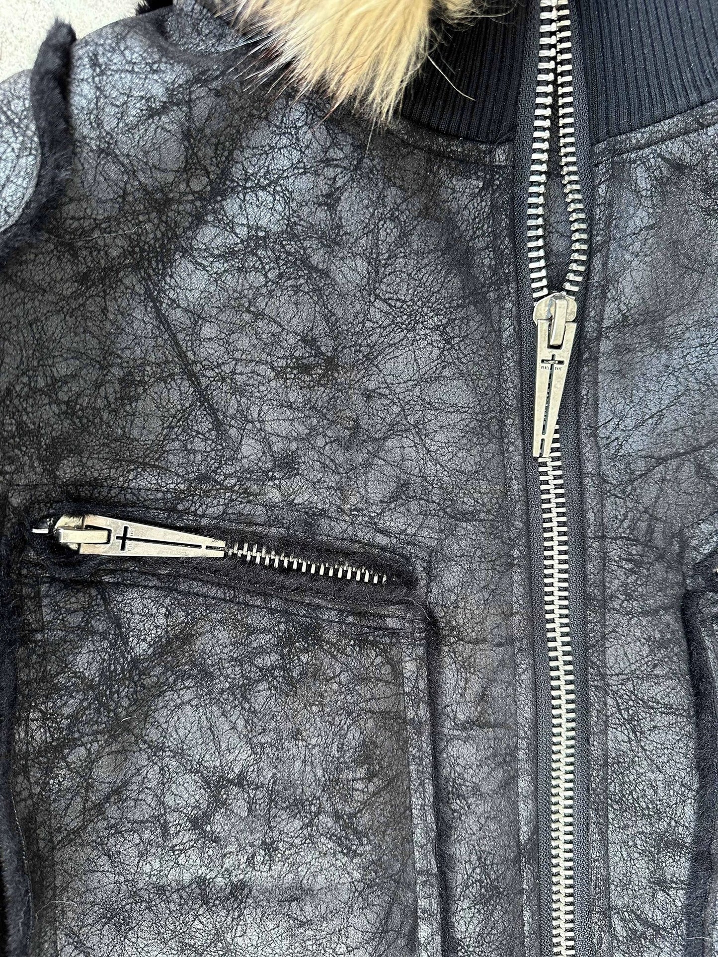 クラッシュ テクスチャー ファーカラー レザー ジャケット
Cracked Texture Fur Collar Leather Jacket