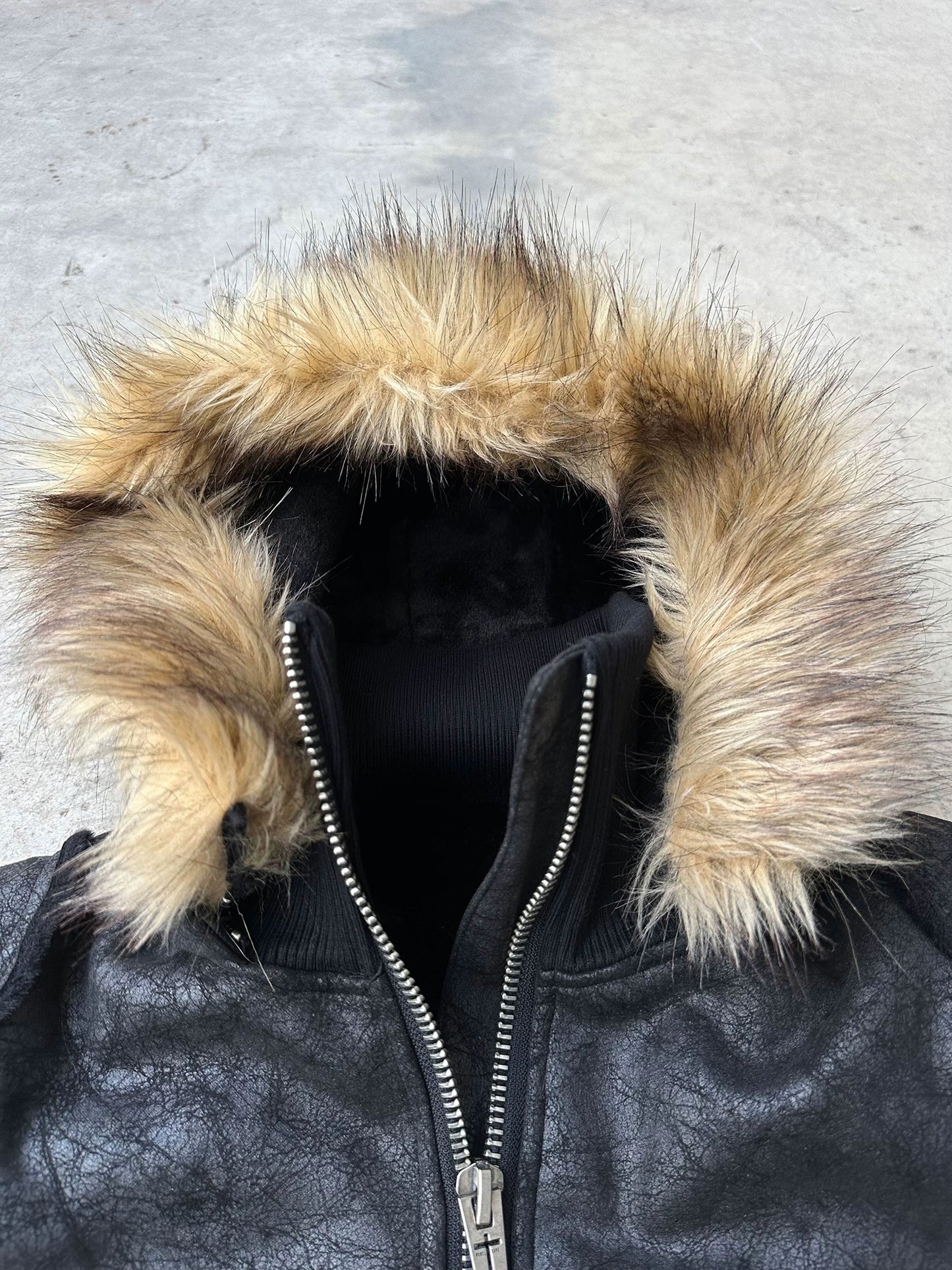 クラッシュ テクスチャー ファーカラー レザー ジャケット
Cracked Texture Fur Collar Leather Jacket