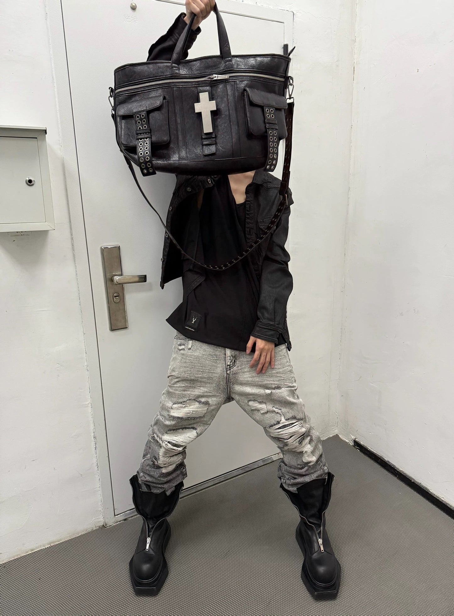 クラッシュ レザー 2WAY ショルダー バッグ
Cracked Leather 2Way Shoulder Bag