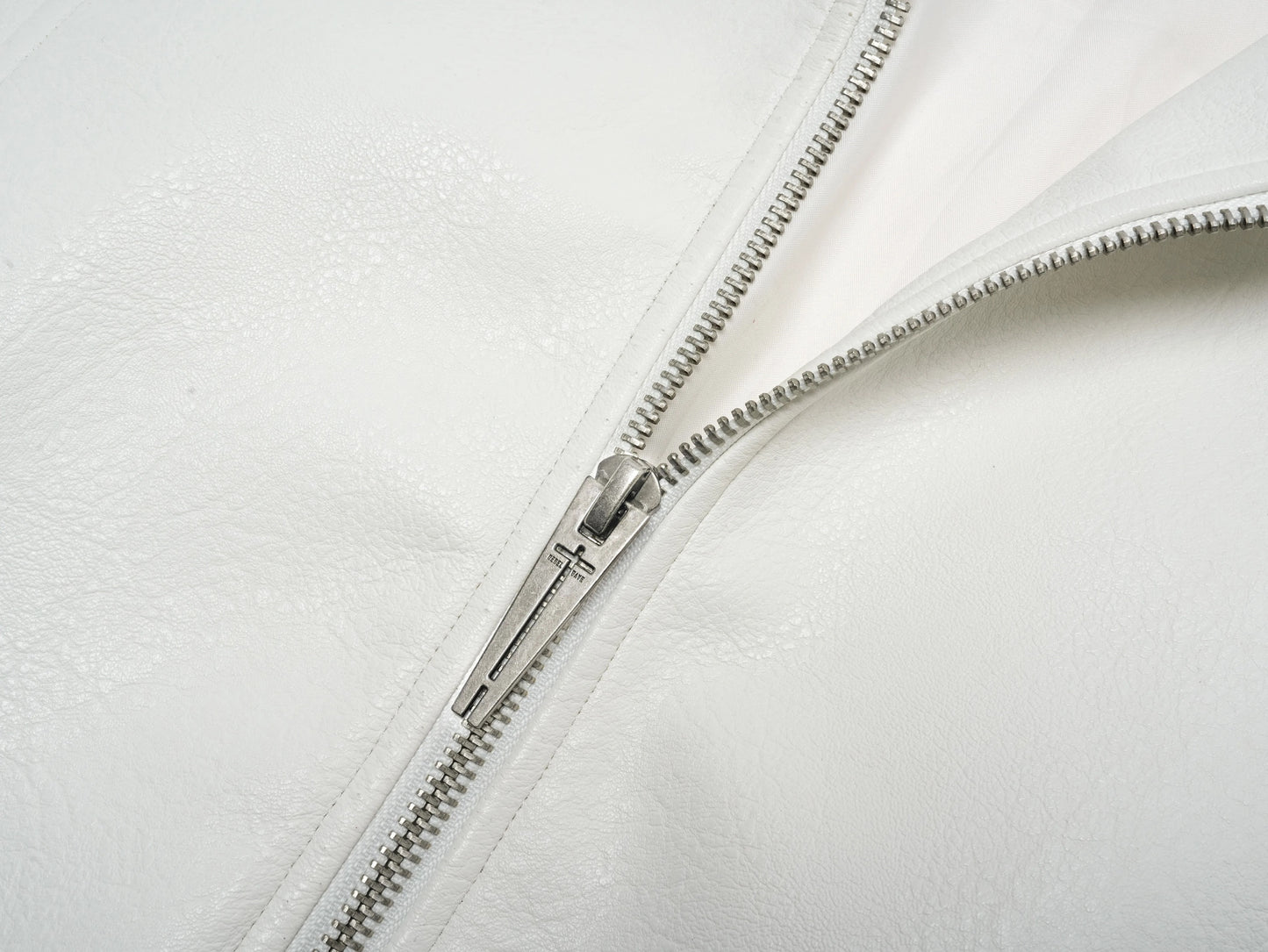 スノーホワイト ショート MA-1 ジャケット（ファーカラー脱着）
Snow White Short MA-1 Jacket with Detachable Fur Collar