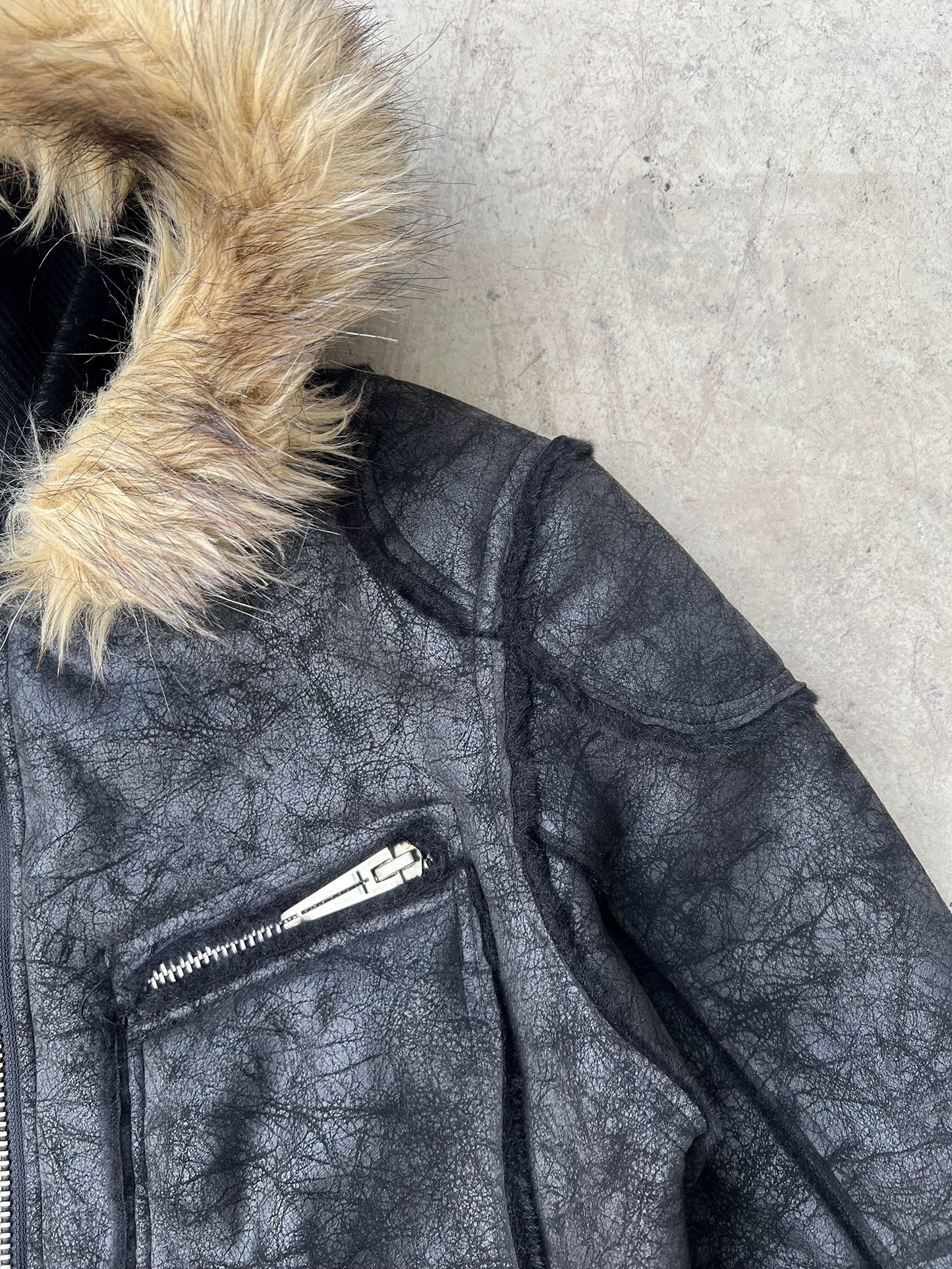 クラッシュ テクスチャー ファーカラー レザー ジャケット
Cracked Texture Fur Collar Leather Jacket